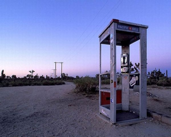 История самой одинокой телефонной будки в пустыне