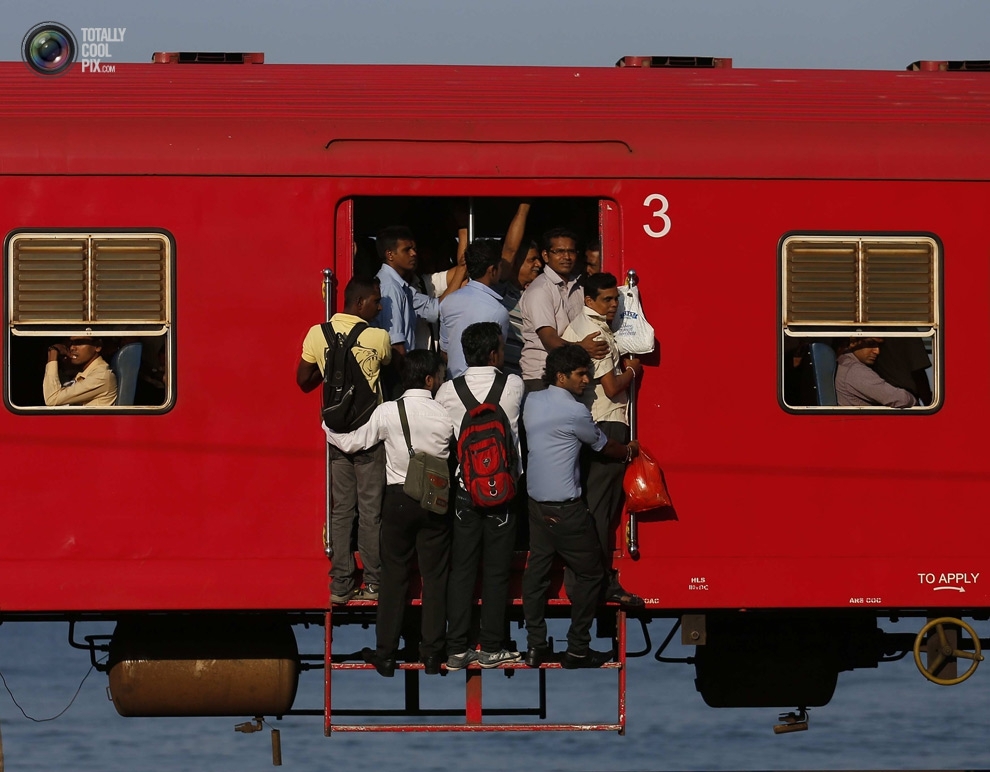 Люди едут в Коломбо, Шри-Ланка