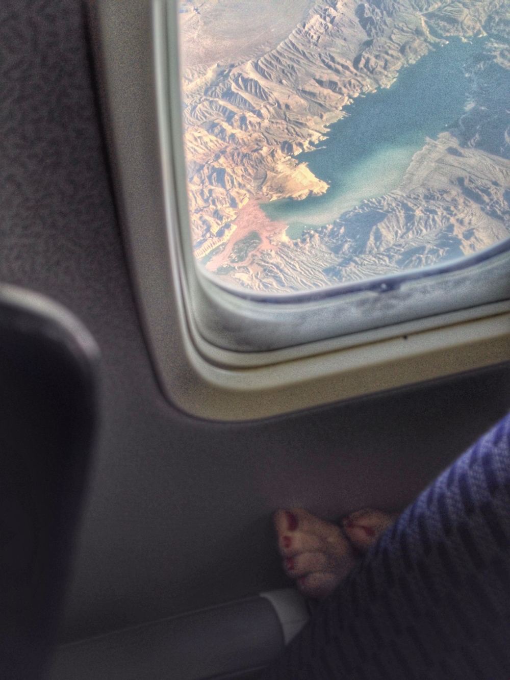 Что может испортить красивый вид из окна самолета?