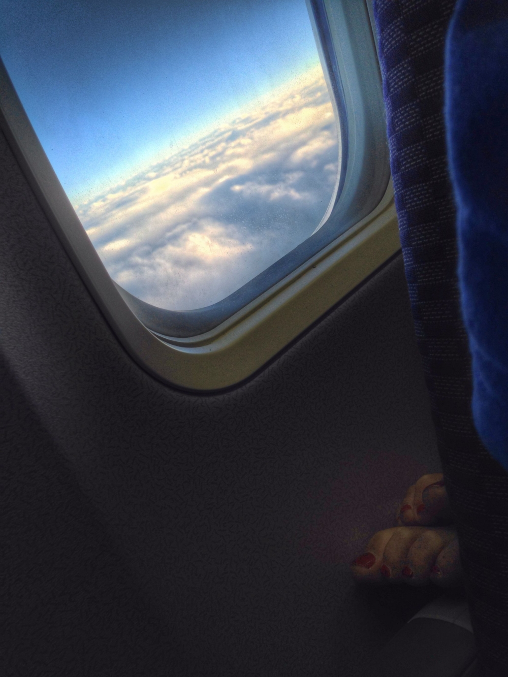 Что может испортить красивый вид из окна самолета?