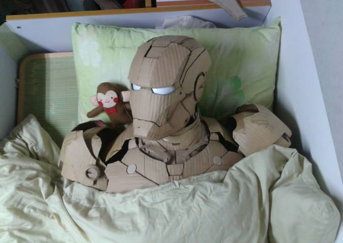 Тайваньский Тони Старк собрал из картона костюм железного человека