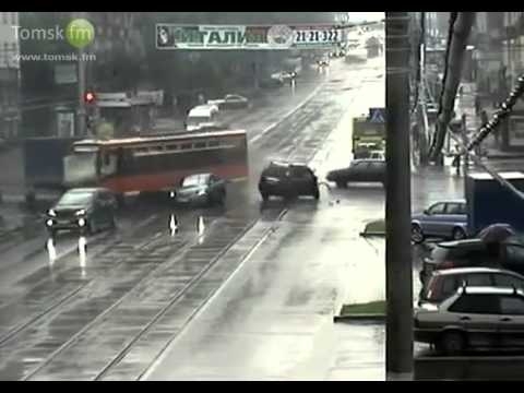 Трамвай без тормозов летит по проспекту 
