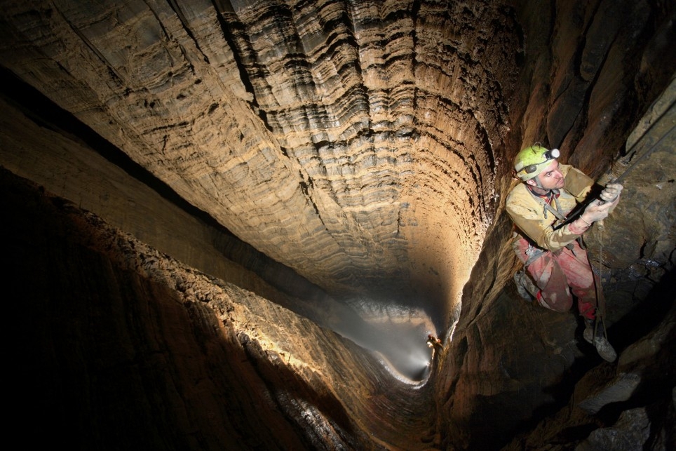 Крубера-Воронья — глубочайшая пещера мира (глубина 2196 м), расположена в горном массиве Арабика в Абхазии.