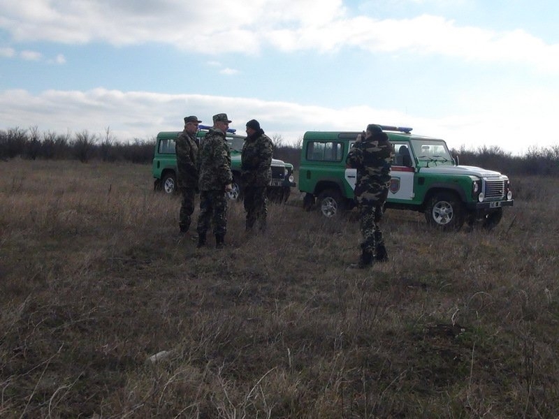 Журналистам показали работу пограничников в Донбассе.