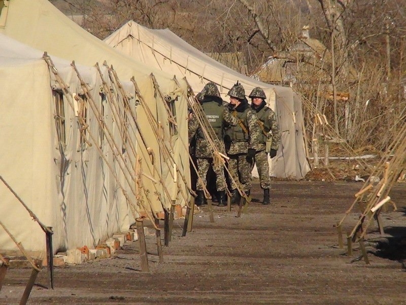 Журналистам показали работу пограничников в Донбассе.