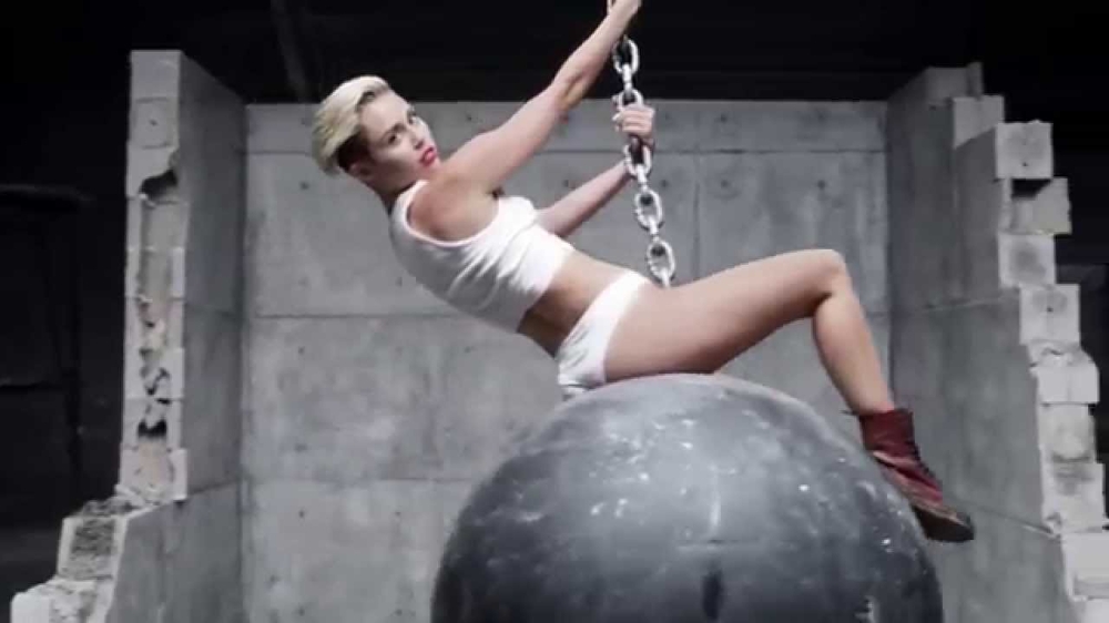 Музыкальные видео без музыки: Miley Cyrus - Wrecking Bal 