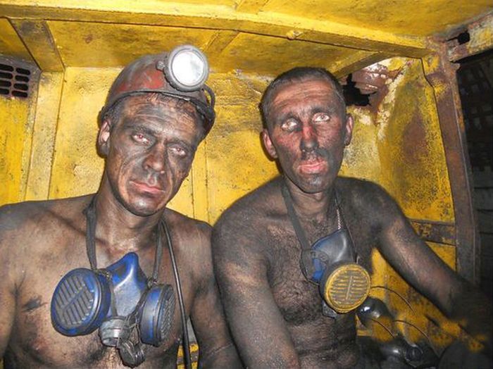 Шахтеры после тяжелой смены в угольной шахте 