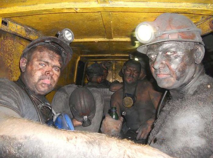 Шахтеры после тяжелой смены в угольной шахте 