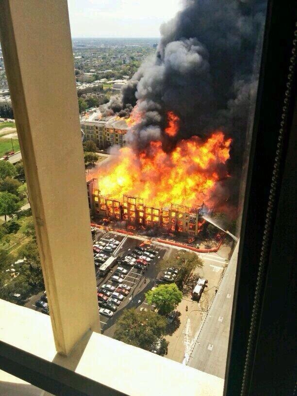 Спасение рабочего из горящего здания в Хьюстоне