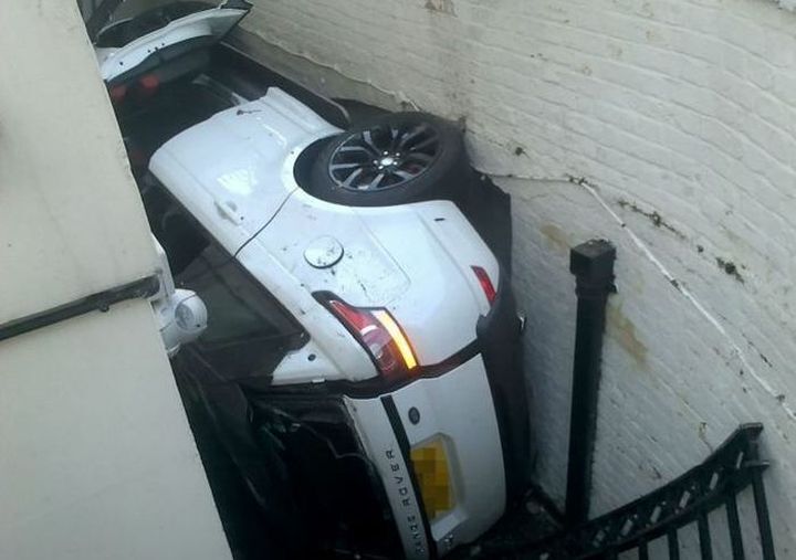 Range Rover провалилися в подвал здания в Лондоне