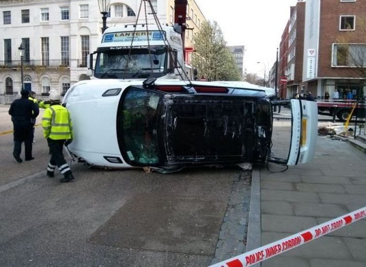 Range Rover провалилися в подвал здания в Лондоне