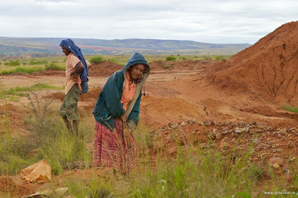 Добыча нелегальных драгоценных камней на Мадагаскаре