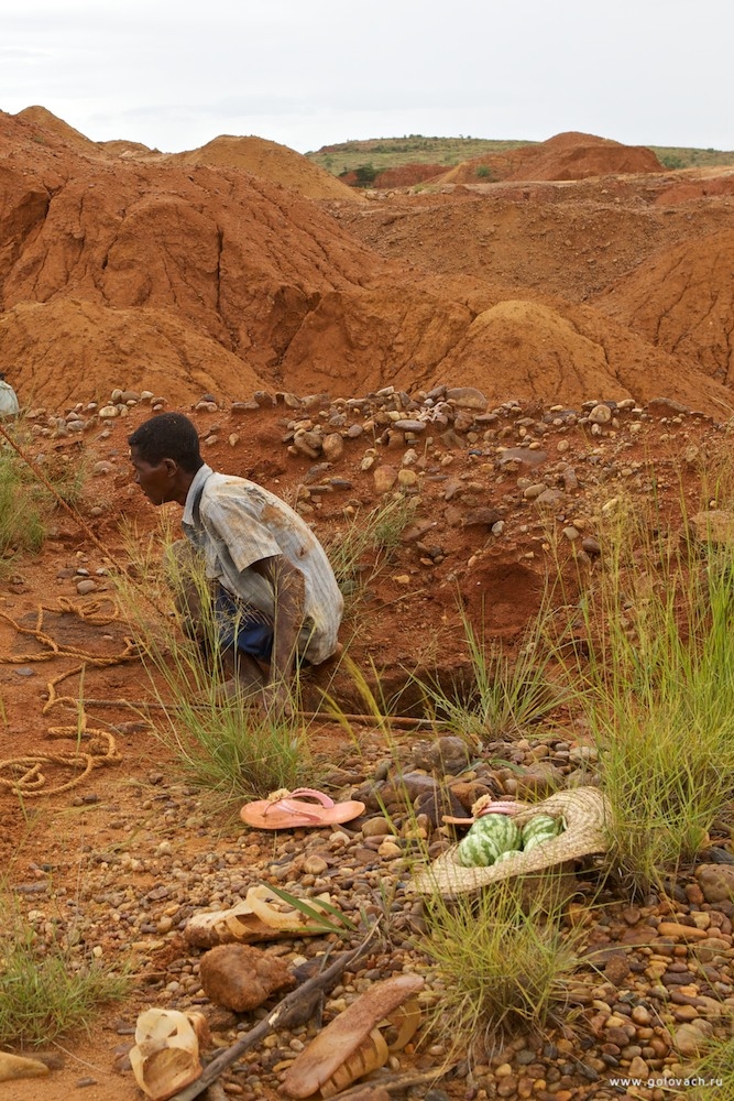 Добыча нелегальных драгоценных камней на Мадагаскаре