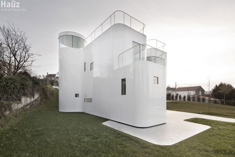 Футуристический дом появился в деревне Олейрос в Испании
