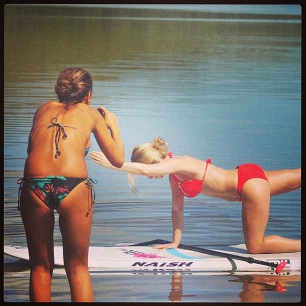Йога на доске для серфинга