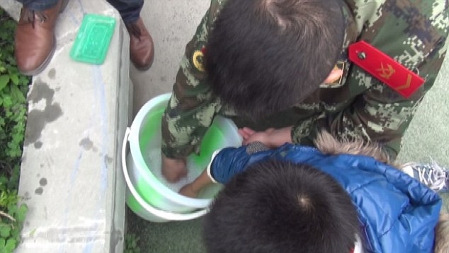 Как китайскому ребёнку снимали гайку с пальца