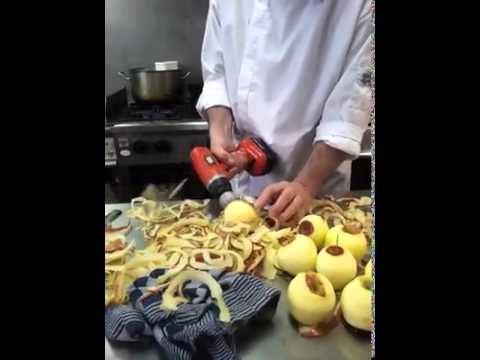 Прикольный способ чистки яблок от кожуры ;) 