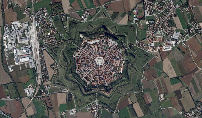 Симметричный город-крепость в Италии
