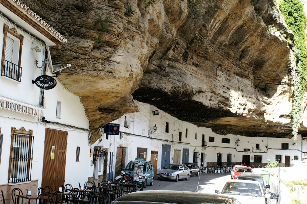 Сетениль де лас Бодегас – город под скалой