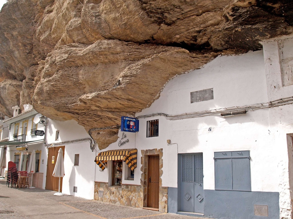 Сетениль де лас Бодегас – город под скалой