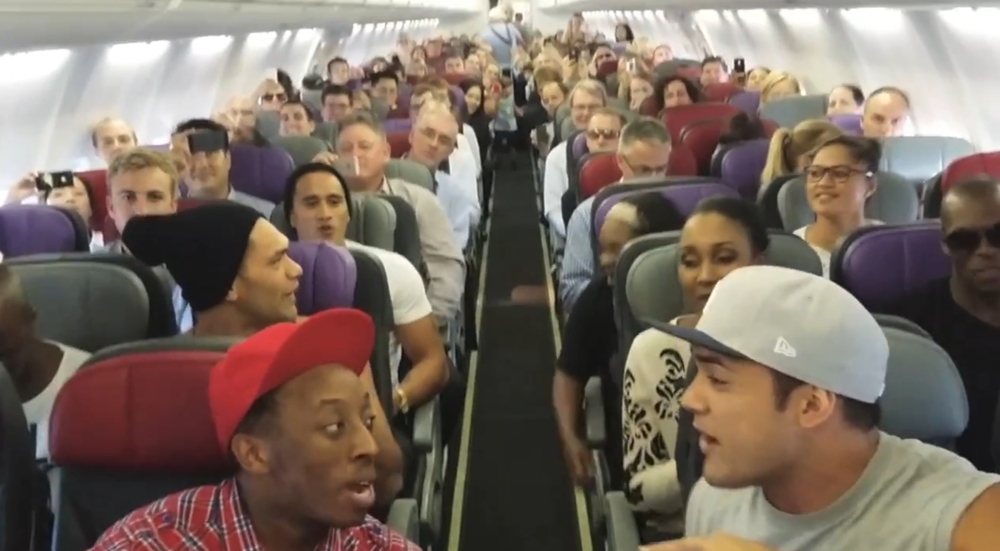 Австралийские актеры спели песню из Короля Льва на борту самолета
