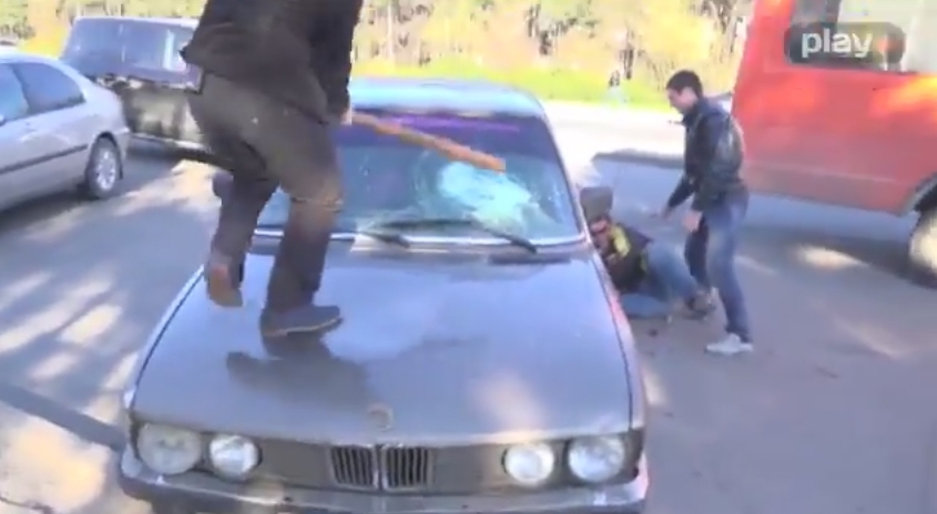Активисты СтопХама в Кишинёве разбили автомобиль нарушителя парковки 