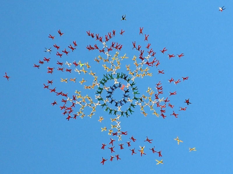 Массовый затяжной прыжок с парашютом в небе над Аризоной, США