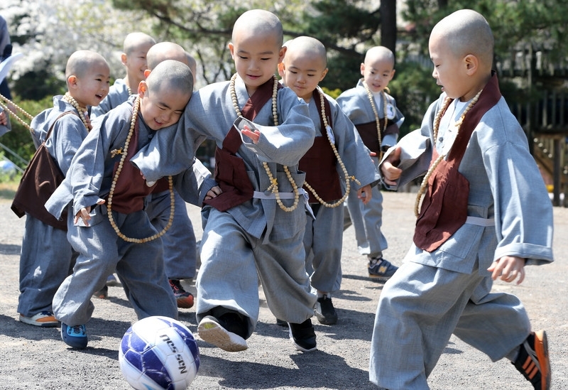 Дети-монахи играют в футбол в одном из храмов Южной Кореи