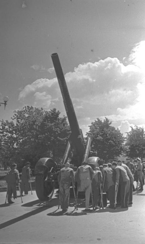 Выставка трофейного вооружения в парке Горького, 1943 г.