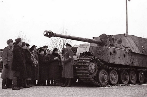 Выставка трофейного вооружения в парке Горького, 1943 г.