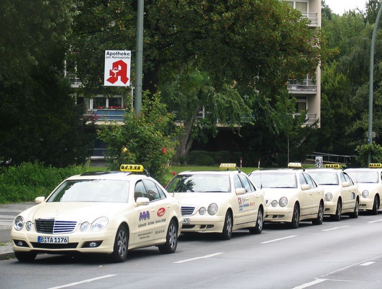 Автомобили служб такси в мировых столицах