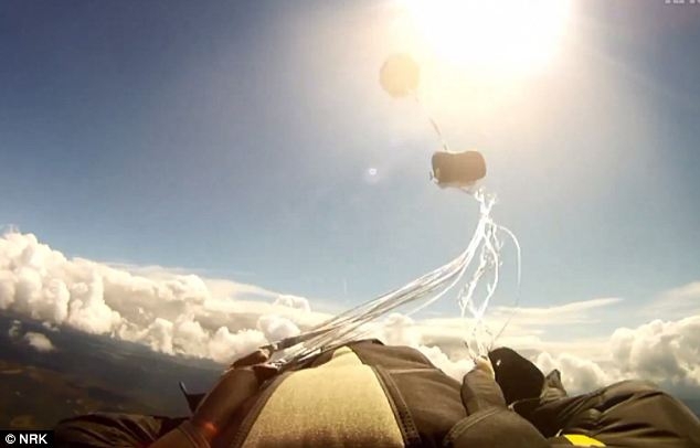 Норвежского парашютиста чуть не сбил метеорит