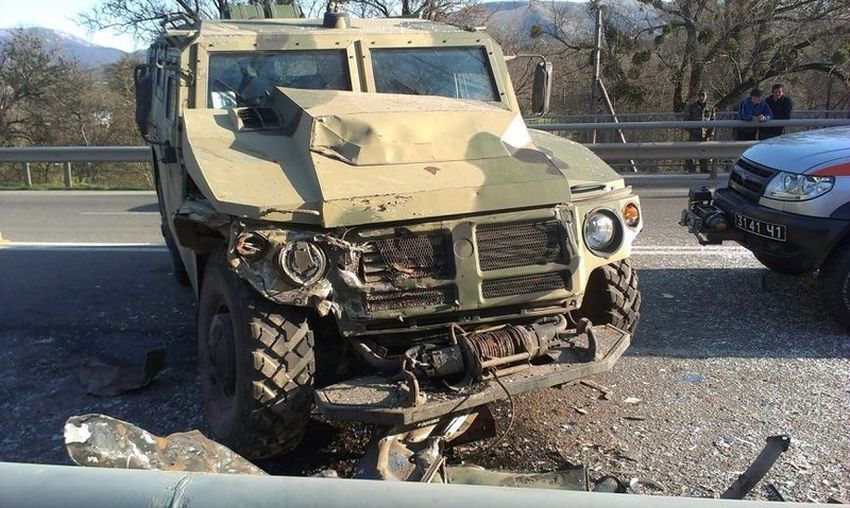 В Крыму бронеавтомобиль «Тигр» врезался в троллейбус