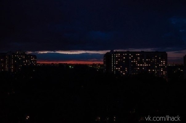 Необычный закат в спальном районе Москвы 
