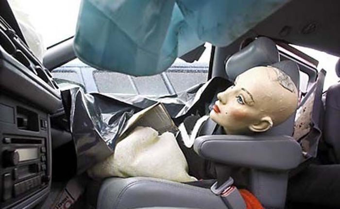 Зачем американцы сажают манекены в машину