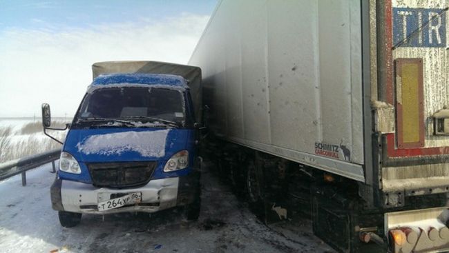 Около Сургута столкнулись 6 автомобилей