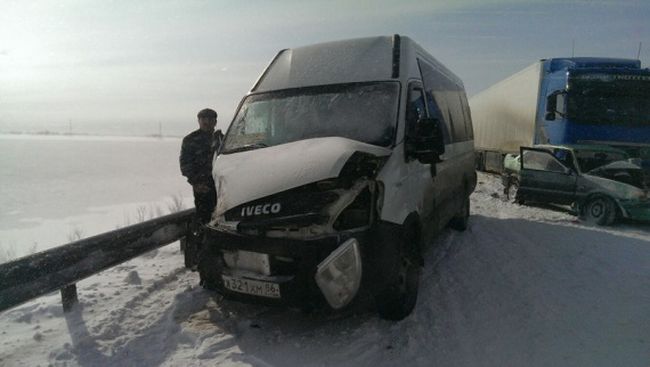 Около Сургута столкнулись 6 автомобилей