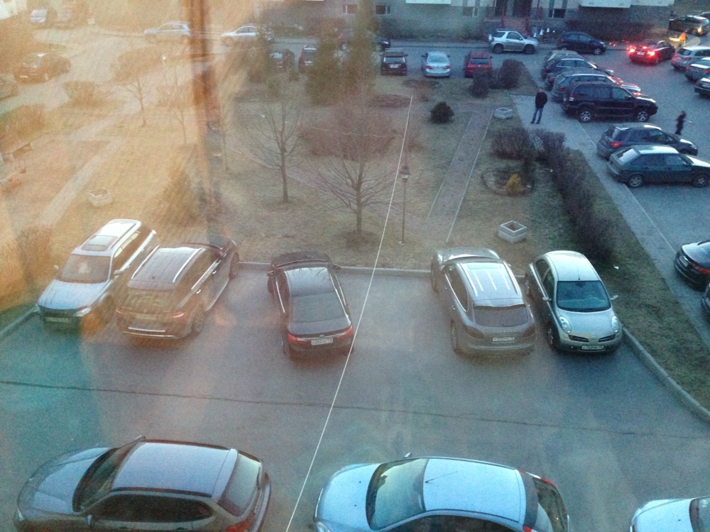 Вот так чиновники паркуются у себя во дворе