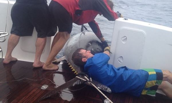 56-летняя женщина поймала рыбину весом более 400 кг