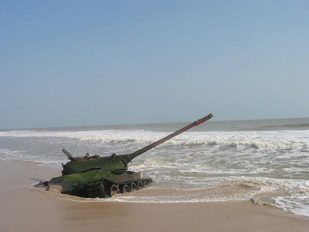 Эхо войны. Одинокий Т-55 на пляже в Анголе.