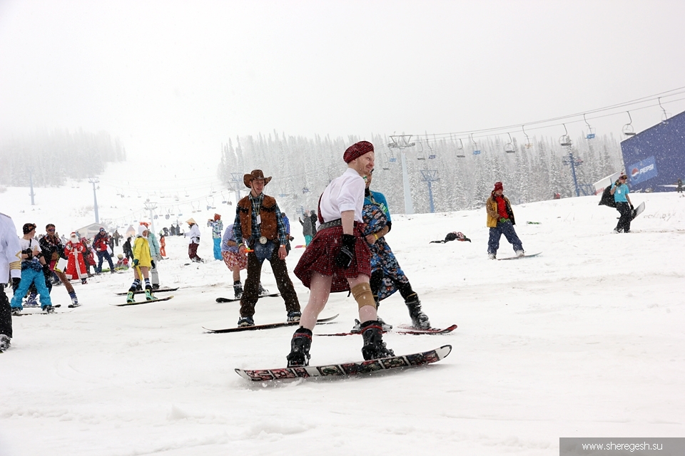 Спуск в карнавальных костюмах Grelka Fest 2014.