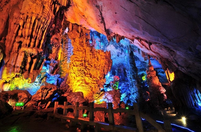 Пещера Тростниковой флейты в Китае