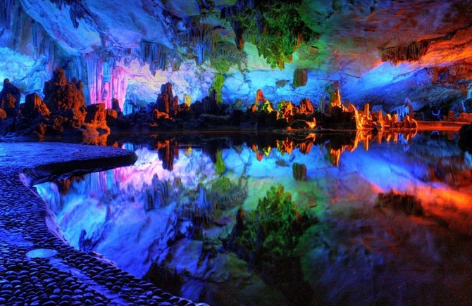 Пещера Тростниковой флейты в Китае