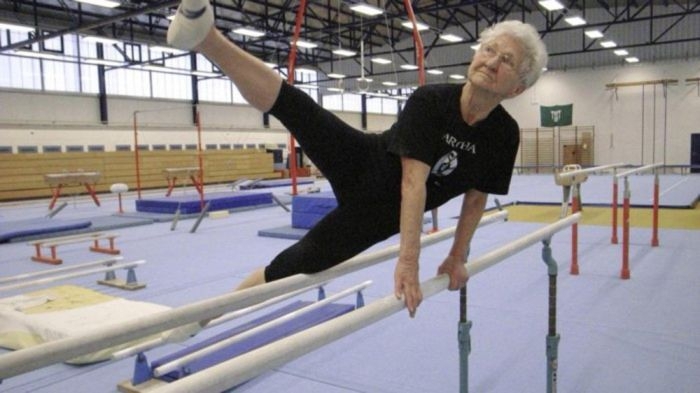 87-летняя гимнастка