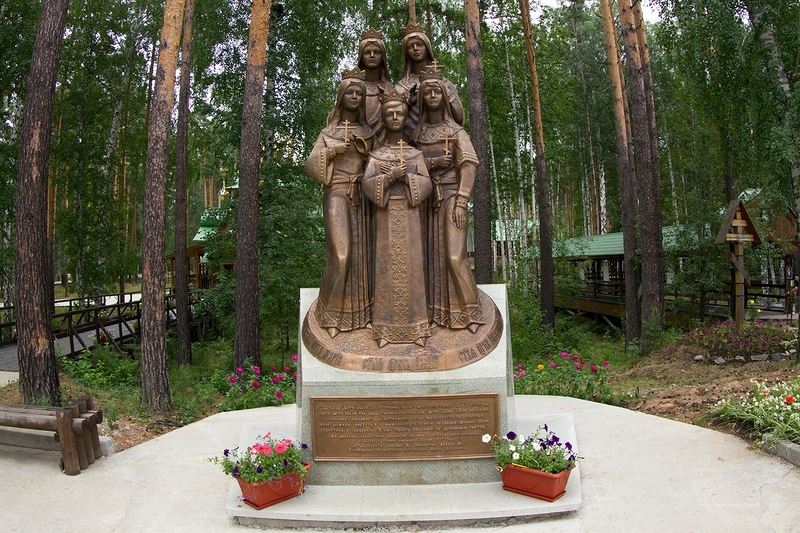 Памятник царским детям в Ганиной яме.