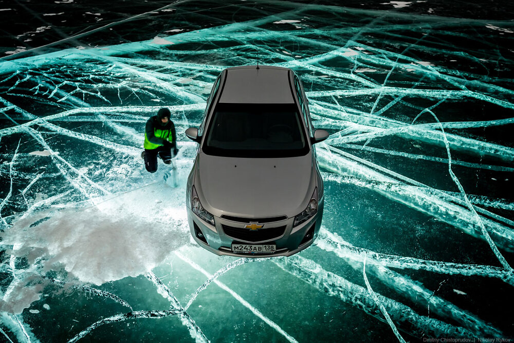 Ночная фотосъемка автомобиля на льду