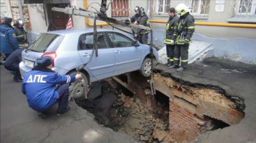 В Москве под автомобилем провалилась земля