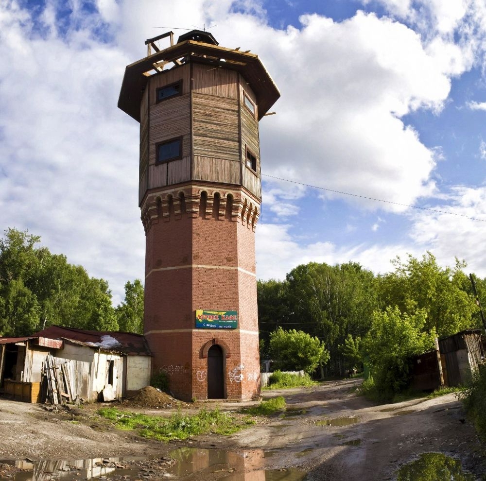 Житель Томска строит особняк в водонапорной башне