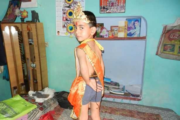 Индийцы боготворят мальчика с хвостом 