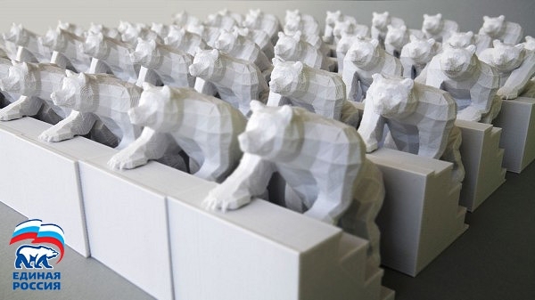 Напечатанный на 3D принтере медведь на лестнице